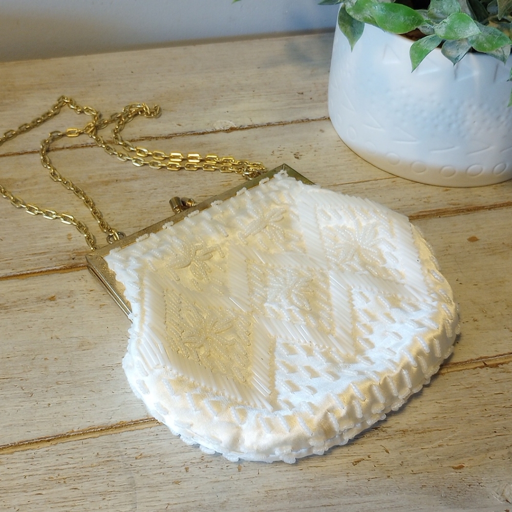 50s Vintage Elegant formal Beaded kiss lock clutch white fabric gold chain purse